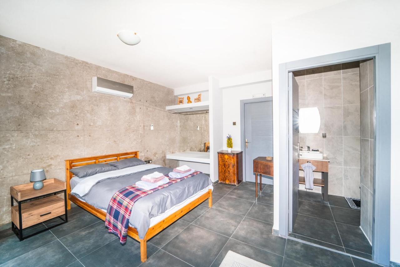 Chardonnay Guest Studio Rooms With Great View For Nature Lovers 凯里尼亚 外观 照片