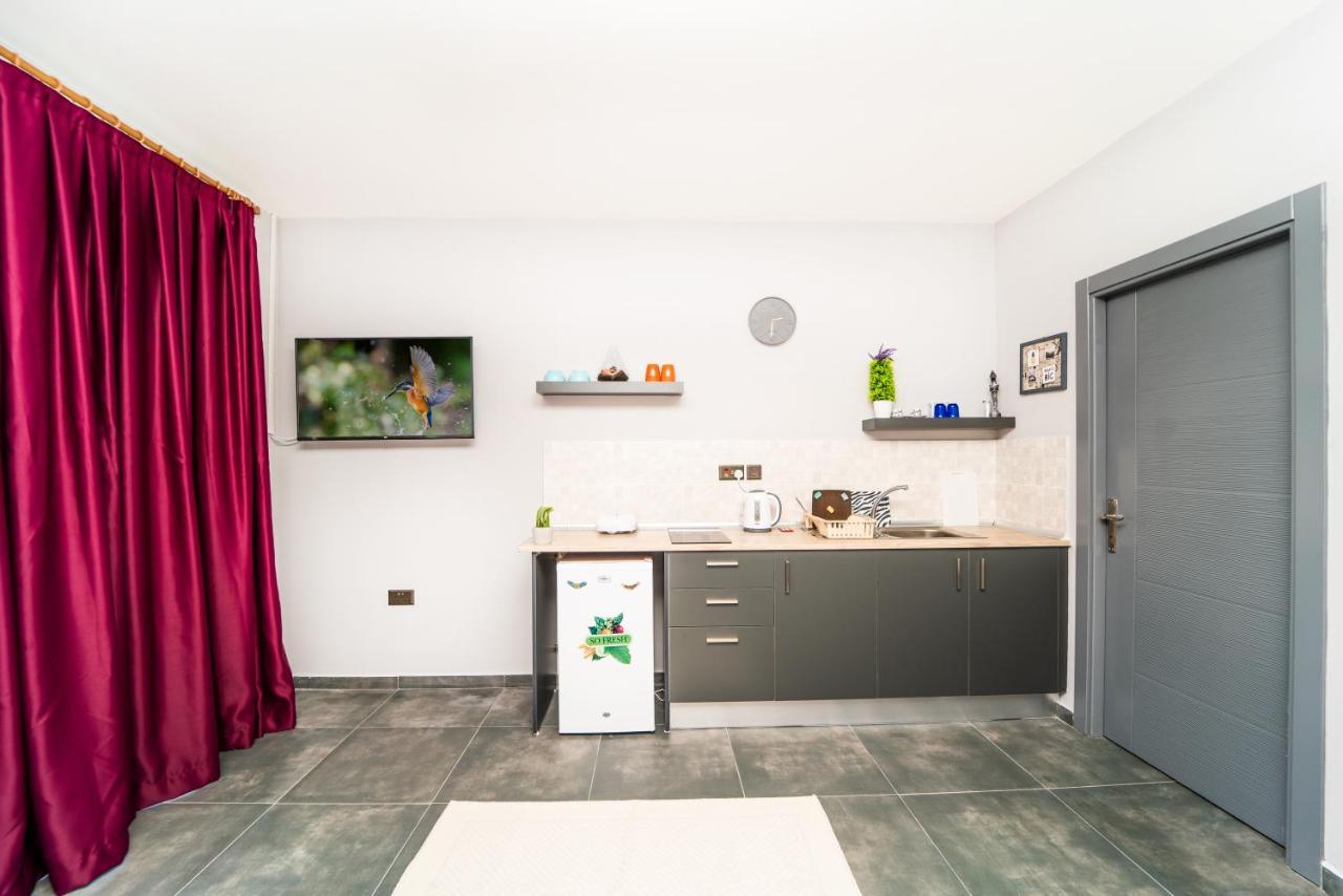 Chardonnay Guest Studio Rooms With Great View For Nature Lovers 凯里尼亚 外观 照片