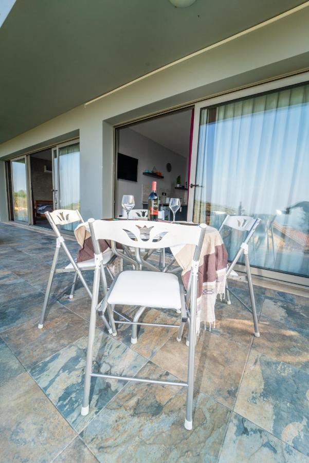 Chardonnay Guest Studio Rooms With Great View For Nature Lovers 凯里尼亚 外观 照片