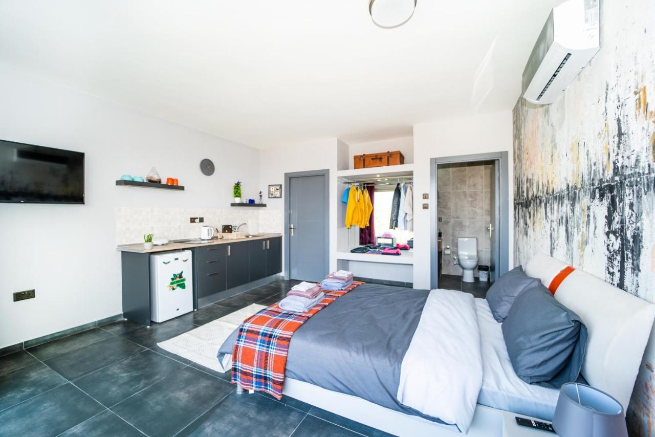 Chardonnay Guest Studio Rooms With Great View For Nature Lovers 凯里尼亚 外观 照片