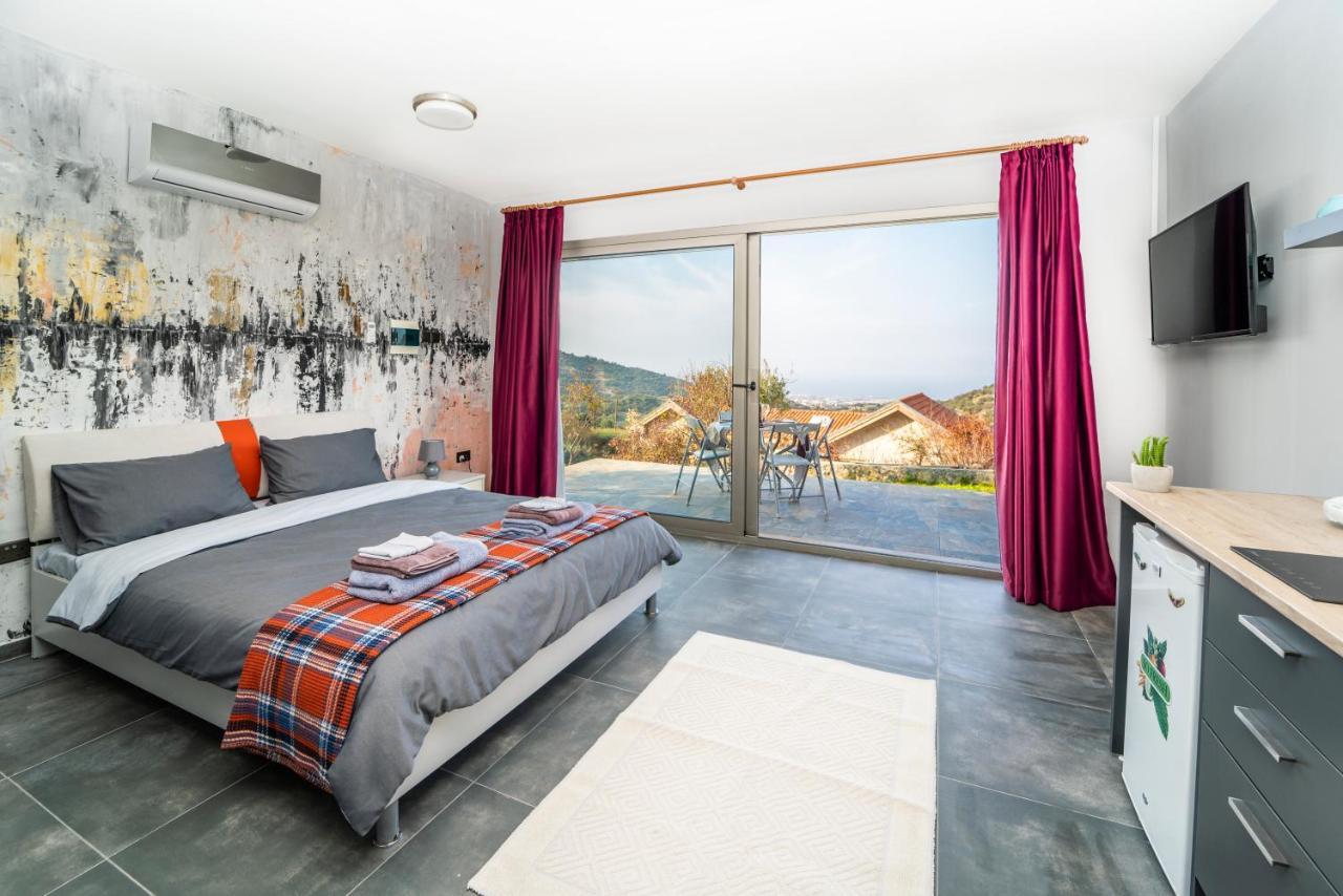 Chardonnay Guest Studio Rooms With Great View For Nature Lovers 凯里尼亚 外观 照片