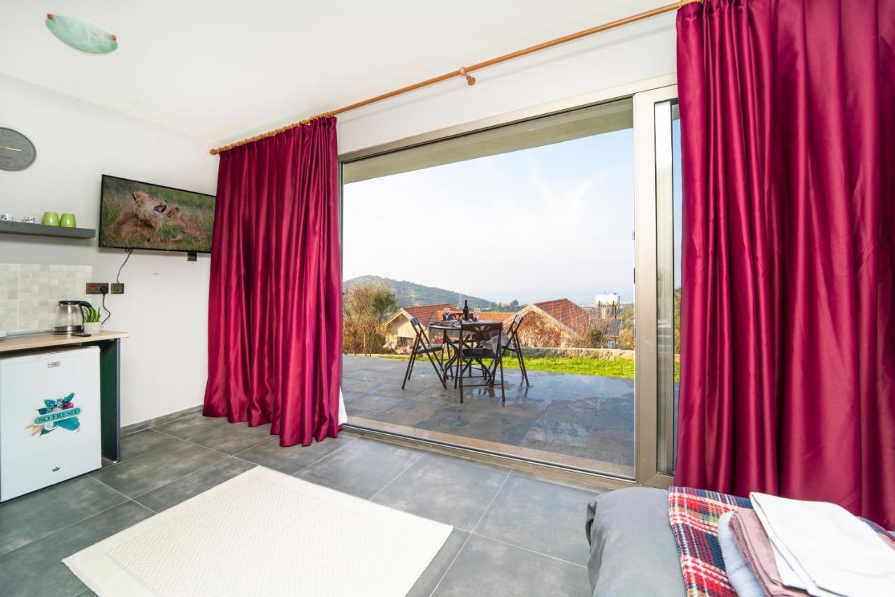 Chardonnay Guest Studio Rooms With Great View For Nature Lovers 凯里尼亚 外观 照片